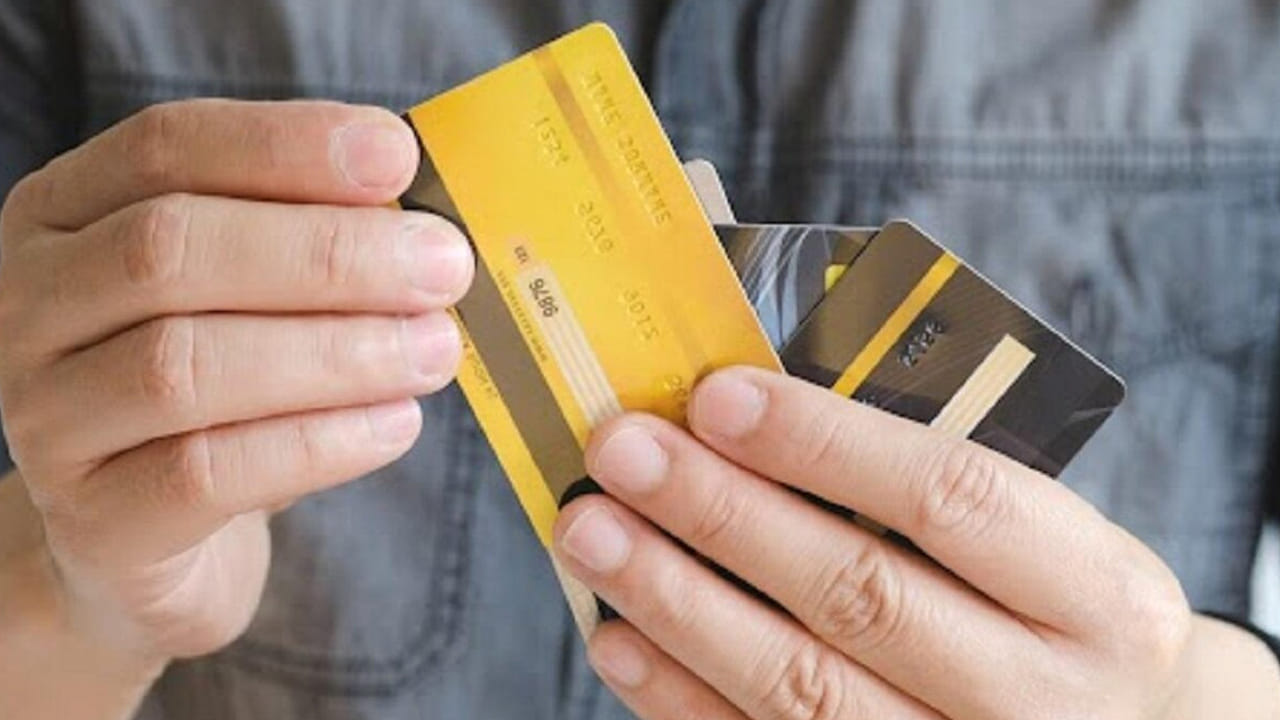 క్రెడిట్ కార్డుల వాడకాన్ని పరిమితం చేయండి: డెబిట్ కార్డులకు బదులుగా క్రెడిట్ కార్డులు ప్రవేశపెట్టిన తర్వాత, మనం అకౌంటింగ్ లేకుండా, ప్రణాళిక లేకుండా ఖర్చు చేయడం ప్రారంభించాము. చాలా మంది డిజిటల్ అప్పుల్లో చిక్కుకుని దాని నుండి బయటపడటానికి, ఇబ్బంది పడటానికి క్రెడిట్ కార్డులే ప్రధాన కారణం.