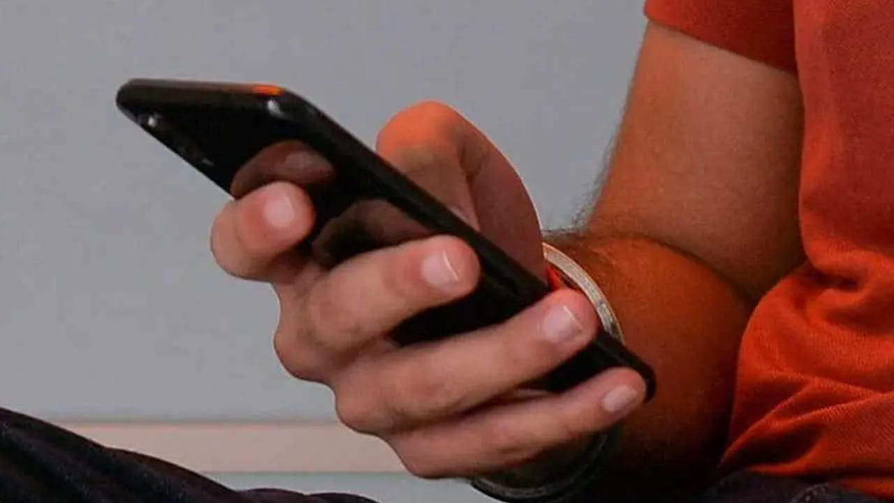 మహిళలకు ఫోన్ చేశావ్.. గదిలోకి వెళ్లి సీక్రెట్గా మాట్లాడు.. ఆ తర్వాతే అసలు కథ మొదలైంది..