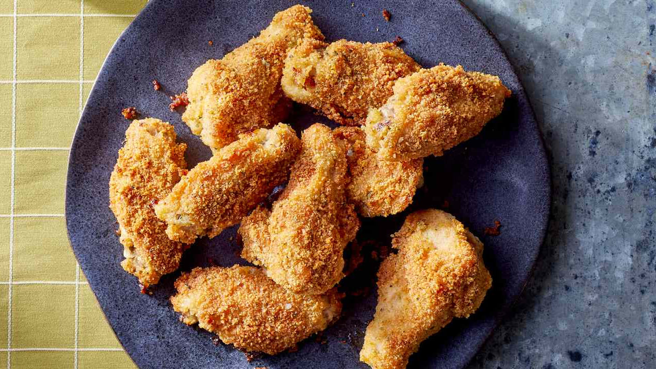 క్రిస్పీ చికెన్ వింగ్స్: దీని కోసం 500 గ్రా చికెన్ వింగ్స్, 1/2 కప్పు పెరుగు, 1 స్పూన్ వెల్లుల్లి పేస్ట్, 1 స్పూన్ అల్లం పేస్ట్, 1 స్పూన్ మిరపకాయ పొడి, 1/2 స్పూన్ గరం మసాలా, ఉప్పు కావాలి. ముందుగా చికెన్ రెక్కలను పెరుగు, వెల్లుల్లి, అల్లం, కారం పొడి, గరం మసాలా, ఉప్పుతో మ్యారినేట్ చేయండి. 30 నిమిషాలు అలాగే ఉంచండి. ఎయిర్ ఫ్రైయర్ వాడి 180°C వద్ద 25 నిమిషాలు గాలిలో వేయించి, సగం తిప్పండి. పుదీనా చట్నీ, నిమ్మకాయ ముక్కలతో సర్వ్ చేయండి.