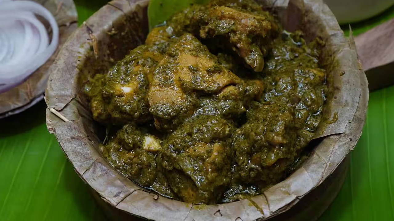 గోంగూర చికెన్ అనేది ఆంధ్రప్రదేశ్లో ఒక ప్రసిద్ధ వంటకం. ఇది చాలా స్పైసీగా, టేస్టీగా ఉంటుంది. అయితే దీని కోసం రెస్టారెంట్కి వెళ్లకుండా ఇంట్లోనే చేసుకుంటే ఎలా ఉంటుంది. సూపర్ కదా.. మరి ఈ గోంగూర చికెన్ కర్రీని మీ ఇంట్లో ఎలా చేసుకోవాలో ఈరోజు మనం వివరంగా తెలుసుకుందామా మరి..