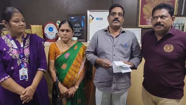 బ్యాంక్ మేనేజర్ సమయస్పూర్తి.. సైబర్ కేటుగాళ్ల ఉచ్చు నుంచి బయటపడ్డ రిటైర్డ్ టీచర్..!