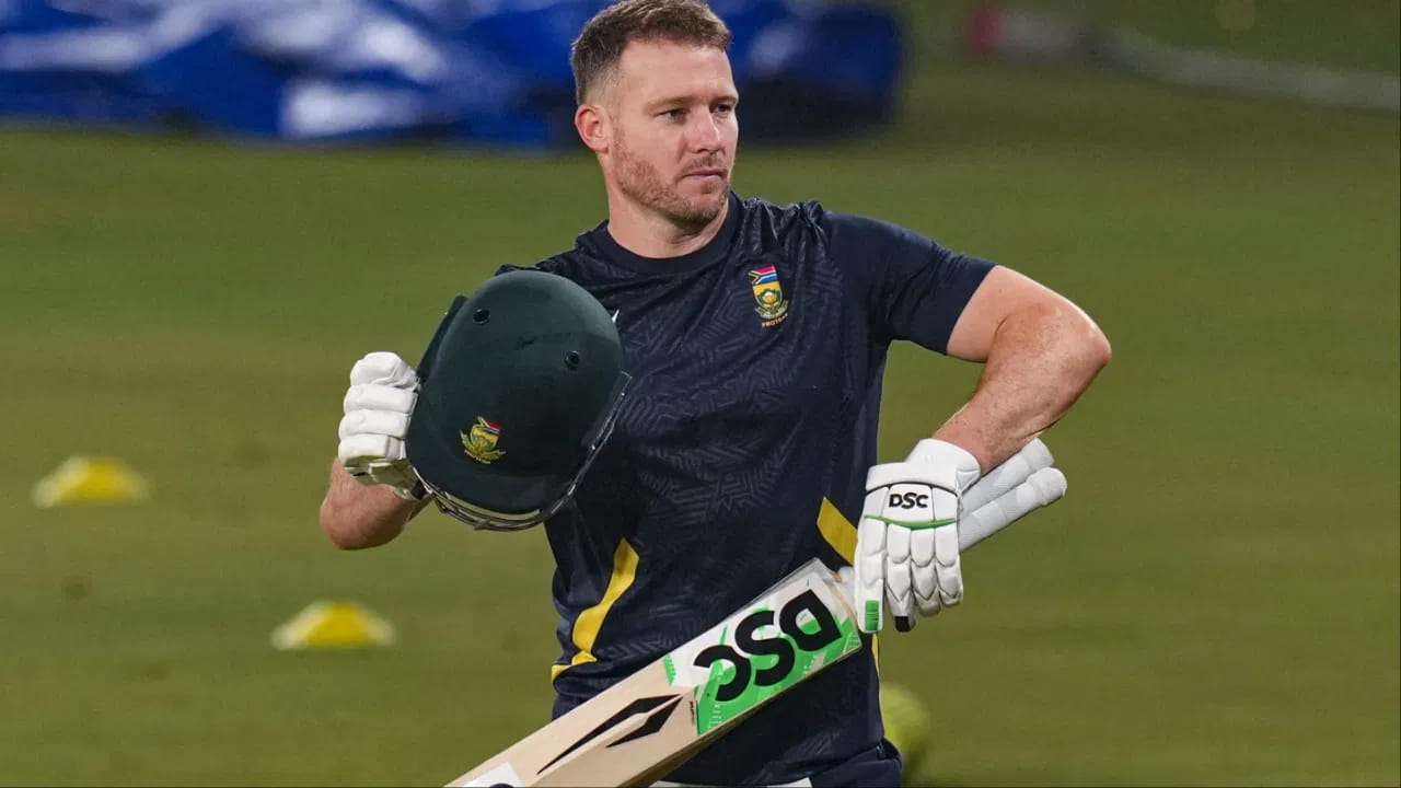 డేవిడ్ మిల్లర్ - దక్షిణాఫ్రికా బ్యాట్స్మన్ మిల్లర్ ఐపీఎల్ 2026 వేలంలో అమ్ముడైన మొదటి ఆటగాడు. అతన్ని ఢిల్లీ క్యాపిటల్స్ రూ. 2 కోట్ల బేస్ ప్రైస్కు కొనుగోలు చేసింది.