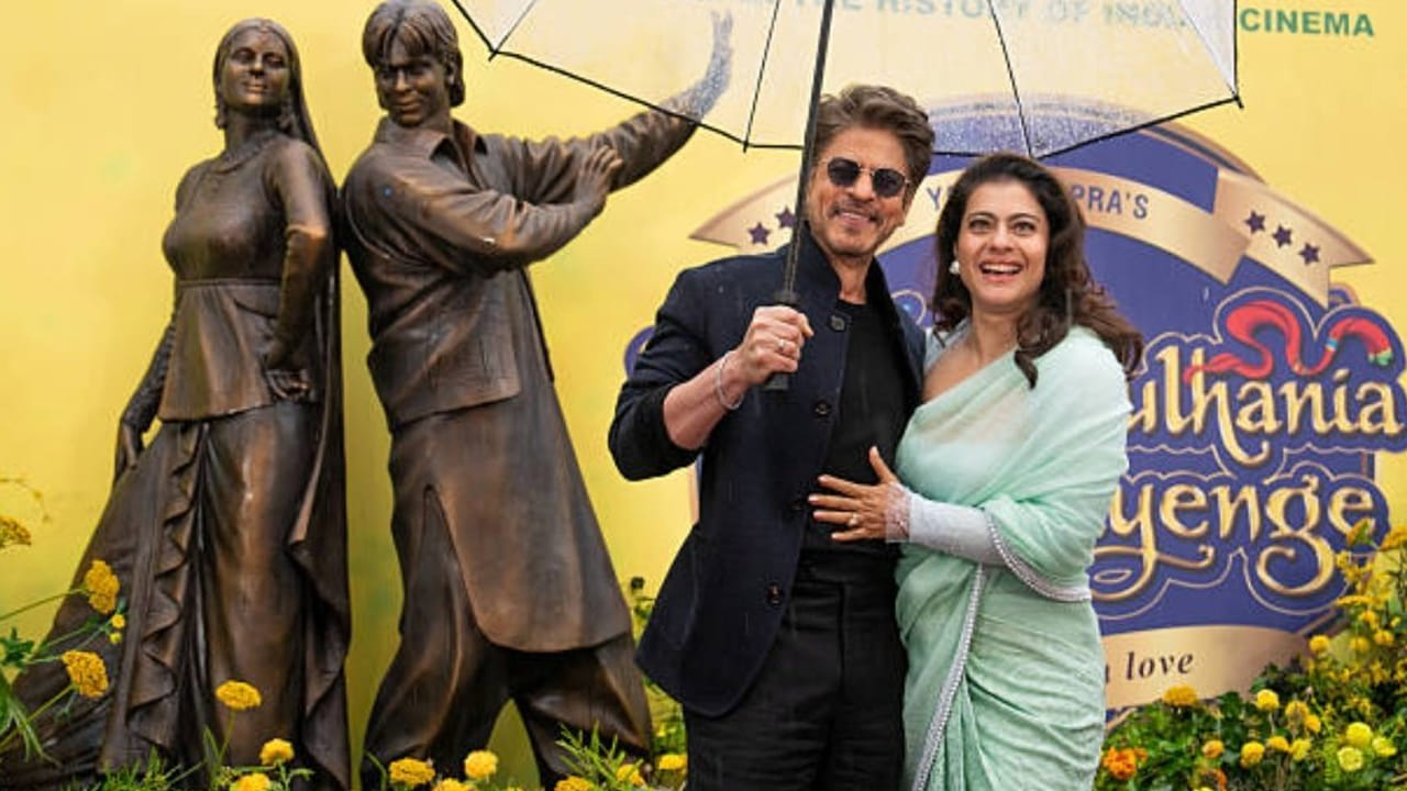 Shah Rukh Khan : అందమైన ప్రేమకథకు 30 ఏళ్లు.. హ్యారీ పోటర్, బ్యాట్‌మాన్ పక్కన షారుఖ్, కాజోల్ విగ్రహం..