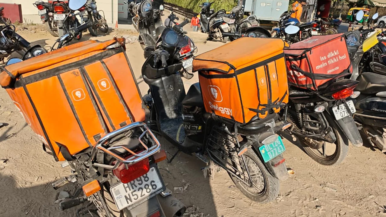 డెలవరీ కార్మికుల సమ్మె.. న్యూ ఇయర్ వేడుకలకు ఇబ్బందులు తప్పవా? వారి సమస్యలేంటంటే?