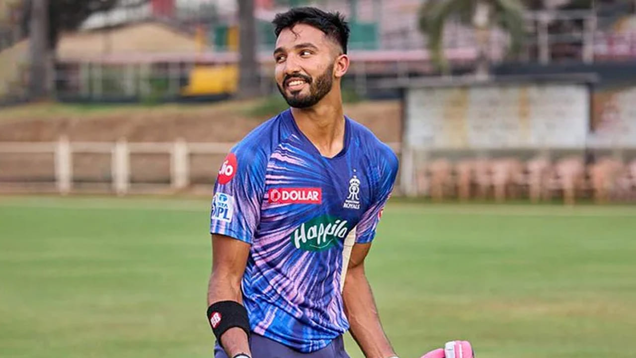 సయ్యద్ ముష్తాక్ అలీ టోర్నమెంట్‌లో కర్ణాటక యువ బ్యాట్స్‌మన్ దేవదత్ పడిక్కల్ అద్భుతమైన సెంచరీ సాధించాడు. అహ్మదాబాద్‌లోని నరేంద్ర మోడీ స్టేడియంలో జరుగుతున్న ఈ మ్యాచ్‌లో కర్ణాటక, తమిళనాడు జట్లు తలపడుతున్నాయి.