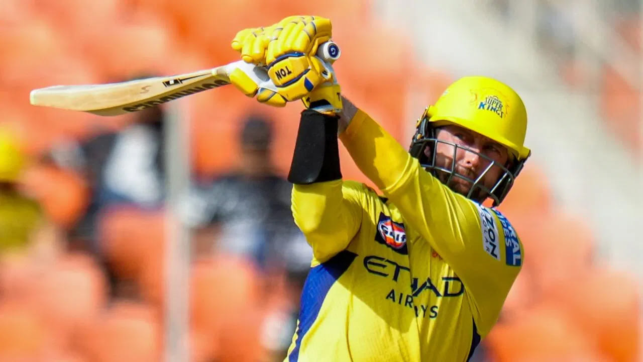 BCCI జాబితాలోని సెట్ 1లో మొదటి పేరు న్యూజిలాండ్ బ్యాట్స్మన్ డెవాన్ కాన్వే, ఈ సీజన్లో చెన్నై సూపర్ కింగ్స్ అతన్ని విడుదల చేసింది. కాన్వే బేస్ ప్రైస్ రూ. 2 కోట్లు. అయితే, పేలవమైన ఫామ్తో ఇబ్బంది పడుతున్న కాన్వేను ఏ జట్టు కూడా కొనే అవకాశం లేదు.