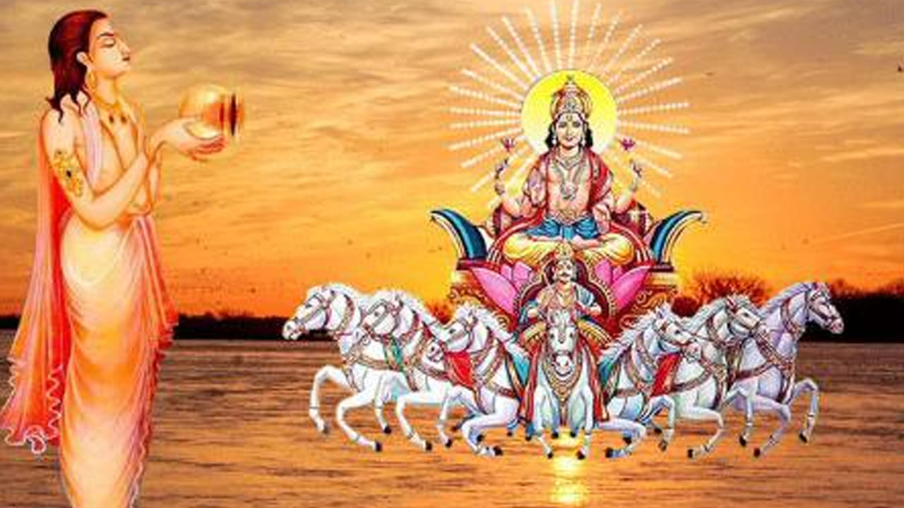 ధను సంక్రాంతి అని పిలవబడే ఢహను సంక్రాంతి రాబోతుంది. సూర్యుడు ధనస్సు రాశిలోకి సంచారం చేసే సమయాన్ని ఇది సూచిస్తుంది. ఈ పండుగ రోజు భక్తులందరూ ఉదయాన్నే తల స్నానం చేసి, సూర్యుడికి నీళ్లు అర్పించి, ఆశీర్వాదం పొందుతారు. ఈ పండుగ 2025 సంవత్సరంలో డిసెంబర్ 16వ తేదీన మంగళవారం జరుపుకోనున్నారు.