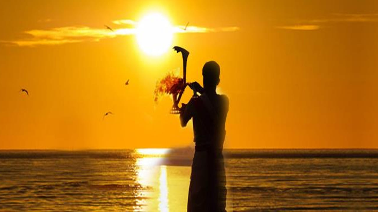 ధను సంక్రాంతి ప్రాముఖ్యత : ఒడిశా, తూర్పు భారతదేశంలో కొన్ని ప్రాంతాలలో ఈ పండుగకు చాలా ప్రాముఖ్యత ఉంటుంది. ఈరోజు ఉదయాన్నే జగన్నాథ ఆలయాలకు భక్తులు తరలి వెళ్లి, ప్రత్యేక పూజలు చేస్తారు. అలాగే రైతులు కూడా తమ పంట బాగా రావాలి అని పూజలు చేస్తుంటారు. ఒడిశాలో ధను సంక్రాంతిని ధను యాత్ర రూపంలో, జానపద ప్రదర్శనలు, శ్రీకృష్ణుడి ఇతిహాసాల నాటకీయాలతో ఘనంగా జరుపుకుంటారు.