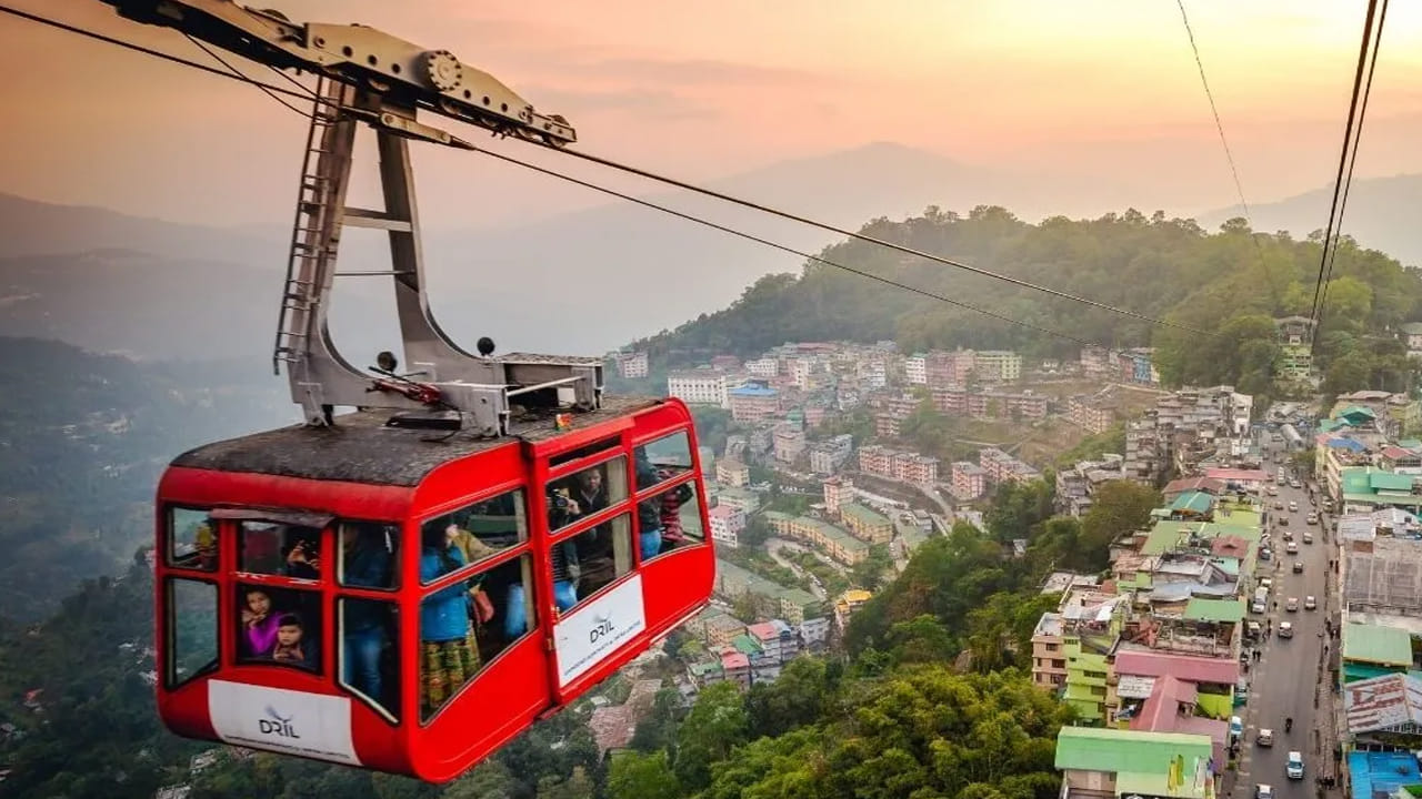 Dharamshala: హిమాచల్ ప్రదేశ్‌లో ఉన్న ధర్మశాల, టిబెటన్, భారతీయ సంస్కృతుల అందమైన మిశ్రమాన్ని అందిస్తుంది. సందర్శకులు సుగ్లాగ్‌ఖాంగ్ కాంప్లెక్స్‌ను సందర్శిస్తారు. త్రియుండ్‌కు ట్రెక్కింగ్ చేస్తారు. పట్టణంలోని ఆధ్యాత్మిక ప్రశాంతతను ఆస్వాదిస్తారు.