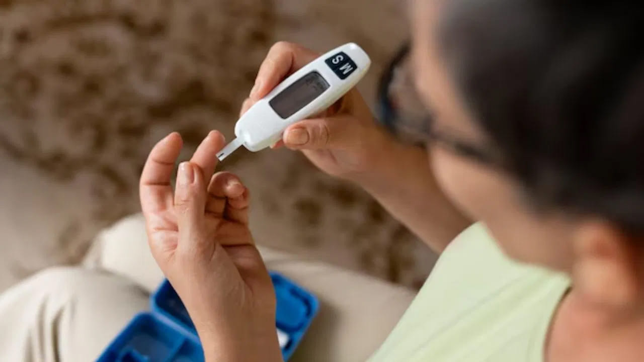  డయాబెటిస్: అధిక ఆకలికి అత్యంత సాధారణ కారణం డయాబెటిస్. మన శరీరం ఆహారాన్ని గ్లూకోజ్‌గా మారుస్తుంది. కానీ కణాలకు ఈ గ్లూకోజ్ చేరాలంటే ఇన్సులిన్ అవసరం. మధుమేహం ఉన్నవారిలో ఇన్సులిన్ సరిగ్గా పనిచేయదు. దీనివల్ల కణాలకు తగినంత శక్తి అందక శరీరం నిరంతరం ఆహారం కోసం సంకేతాలను పంపుతుంది. ఫలితంగా మీరు ఎంత తిన్నా మళ్లీ ఆకలి వేస్తూనే ఉంటుంది.