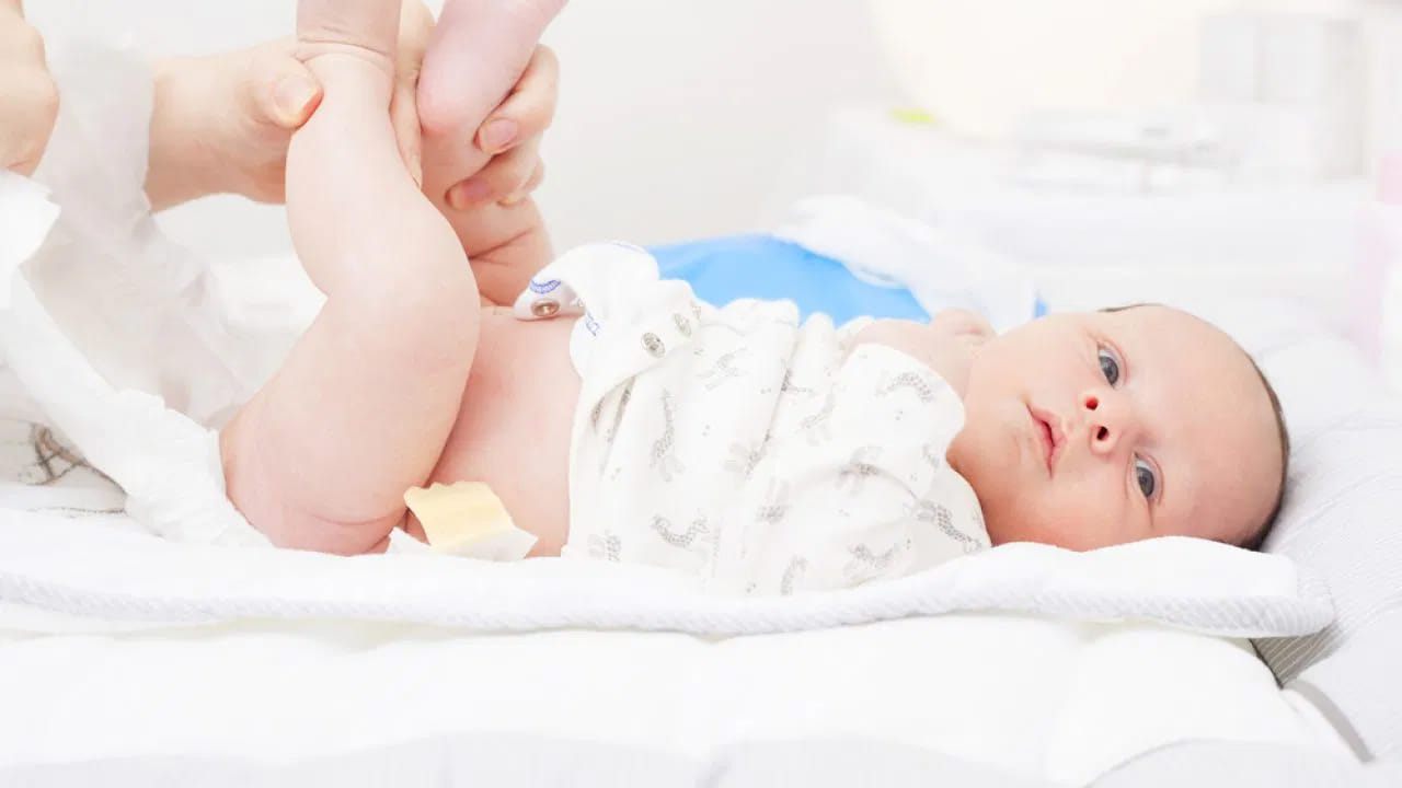 పిల్లల చర్మం ఎంతో సున్నితంగా ఉంటుంది. పుట్టిన దగ్గర నుంచి ఐదు సంవత్సరాల వయసు వరకు పిల్లల్ని ఎంతో జాగ్రత్తగా కాపాడుతూ ఉండాలి. కొద్ది పాటి వాతావరణ మార్పులు అయినా.. పిల్లల్లో అనారోగ్య సమస్యలు వస్తూ ఉంటాయి. అలాగే బయటకు వెళ్లినప్పుడు.. రాత్రి సమయంలో.. పిల్లలకు డైపర్స్ వేస్తూ ఉంటారు.