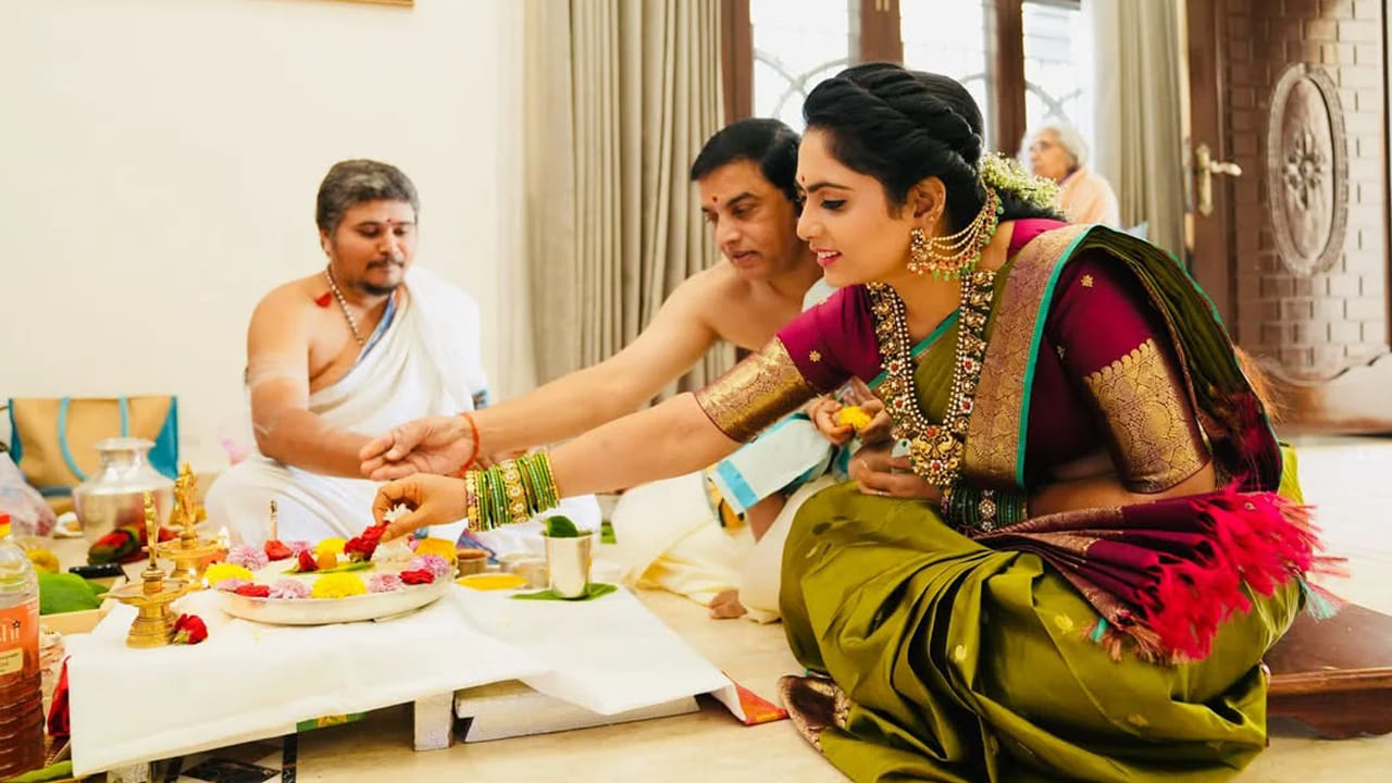 టాలీవుడ్ అగ్ర నిర్మాత అలాగే తెలంగాణ ఫిల్మ్ డెవలప్ మెంట్ కార్పొరేషన్ ఛైర్మన్ దిల్ రాజు 2020లో తేజస్వినిని రెండో పెళ్లి చేసుకున్న సంగతి తెలిసిందే. ప్రస్తుతం వీరికి ఒక అన్వి రెడ్డి అనే బాబు ఉన్నాడు.