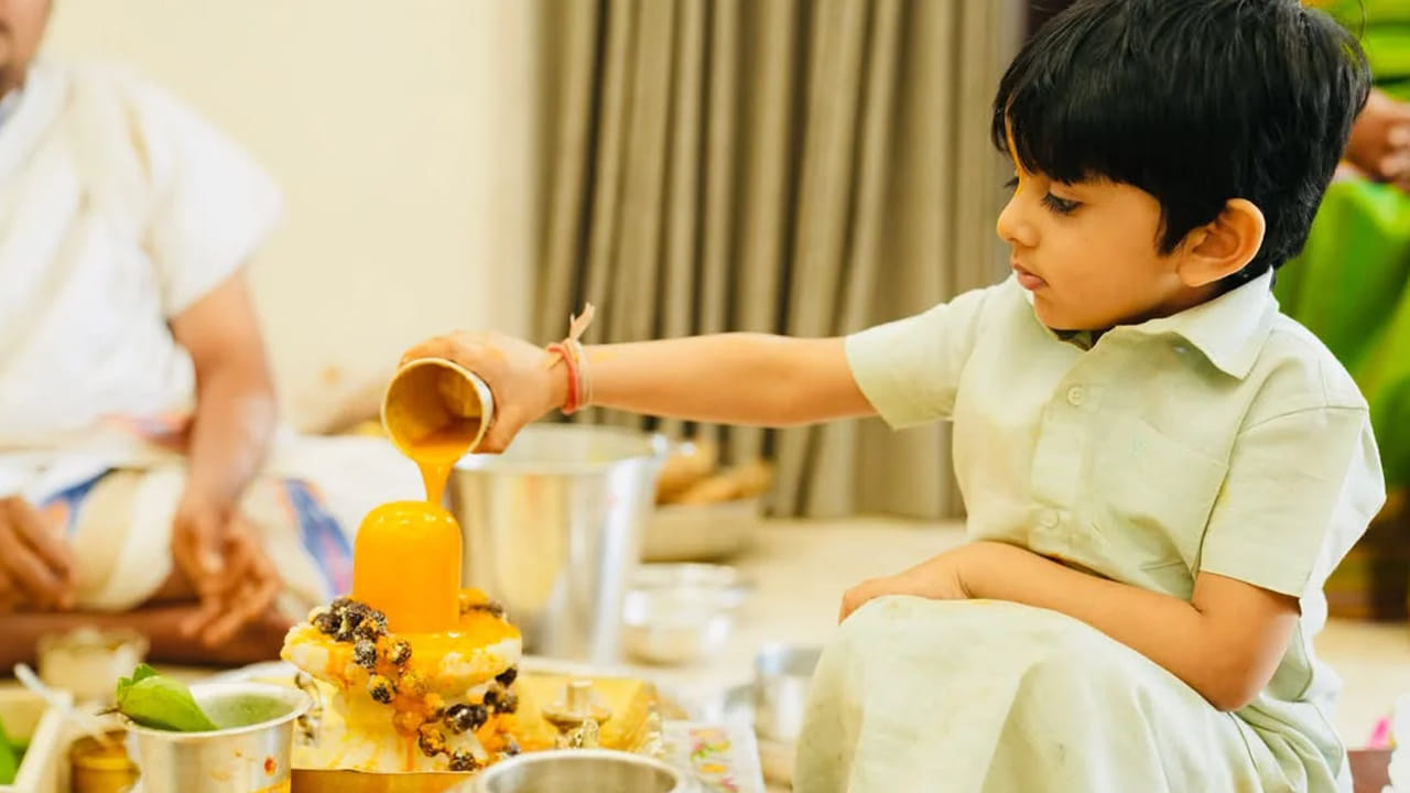 దిల్ రాజు కుటుంబ సభ్యులు, బంధువులు కూడా ఈ పూజల్లో పాల్గొన్నట్లు తెలుస్తోంది. ఇందుకు సంబంధించిన పలు ఫొటోలు తన సోషల్ మీడియాలో షేర్ చేసింది తేజస్విని.