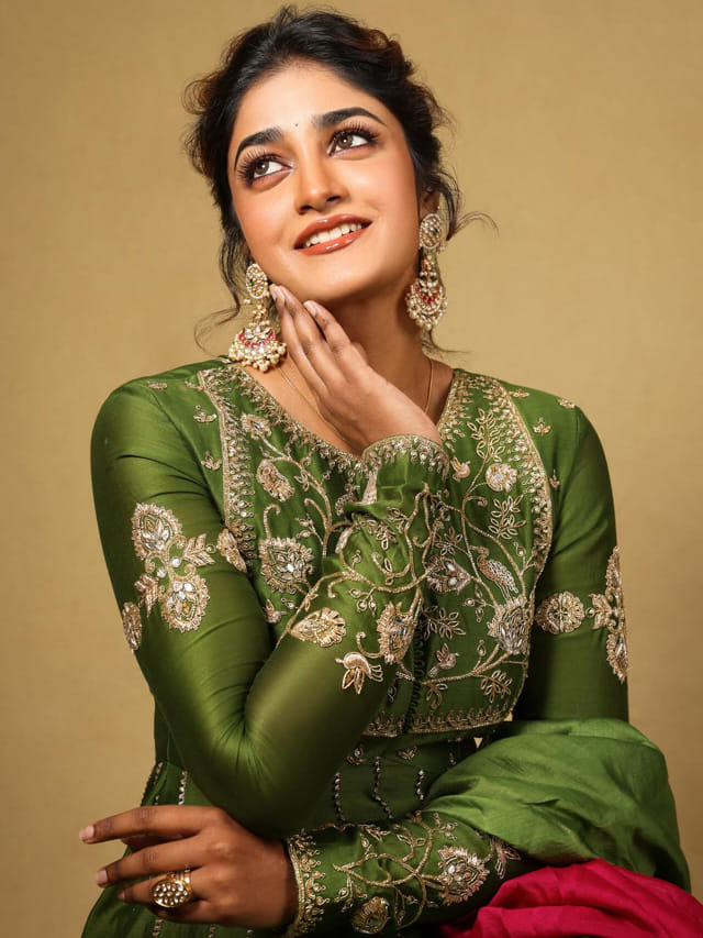 సింపుల్ సెగలు రేపుతున్న అచ్చ తెలుగు అందం డింపుల్ హయతి