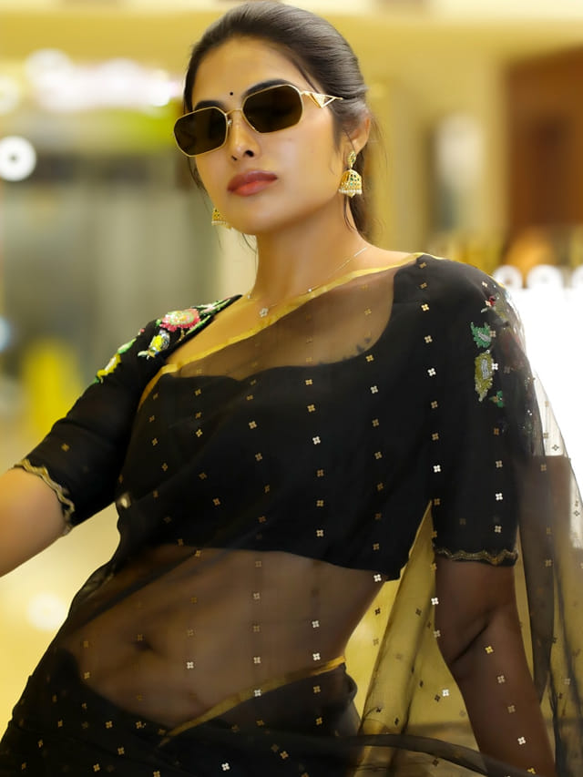 అందంతో కుర్రాళ్ళ గుండెల్లో బాణాలు గుచ్చుతున్న బిగ్ బాస్ బ్యూటీ ..