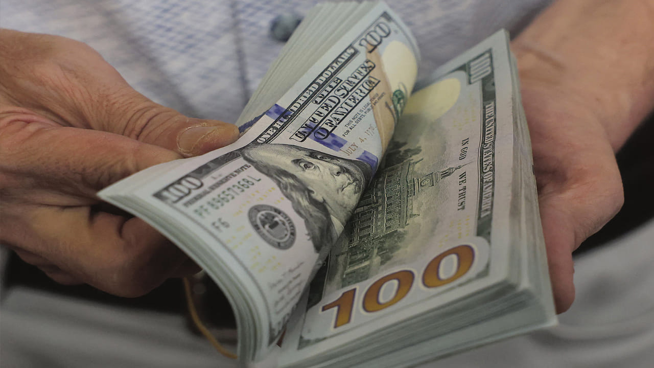 రూపాయి విలువ భారీగా పతనమవుతోంది. యూఎస్ డాలత్తో పోలిస్తే మన రూపీ మరింతగా దిగజారుతోంది. గత కొద్దిరోజులుగా ఇదే పరిస్థితి నెలకొనగా..ఇప్పుడు ఆల్ టైం రికార్డ్ కనిష్ట స్థాయికి చేరుకుంది. ఇటీవల ఏకంగా 54 పైసలు క్షీణించి రూ.90.48 వద్దకు చేరుకుంది. చరిత్రలో ఇది తక్కువ స్థాయిగా చెబుతున్నారు.