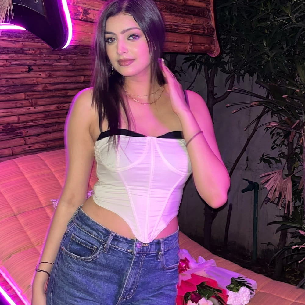 ఈ మధ్యకాలంలో ఎంతోమంది అమ్మాయిలు రీల్స్, డ్యాన్స్ వీడియోలతో ఓవర్‌నైట్ స్టార్లుగా మారుతున్న సంగతి తెలిసిందే. ఇక ఇప్పుడు మేము కూడా అలాంటి ఓ ఇన్ఫ్లుయెన్సర్ గురించి చెప్పబోతున్నాం. నానితో ఉన్న ఈ అమ్మాయి ఎవరో తెల్సా.? ఒకప్పుడు సోషల్ మీడియాలో ఫేమస్ అయ్యి.. ఇప్పుడు నటిగా మారింది.