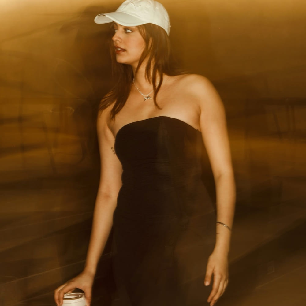 ఈమె ఒకప్పుడు సోషల్ మీడియా ఇన్ఫ్లుయెన్సర్. ఇక ఇప్పుడు ఓ ఇండస్ట్రీలో క్రేజీ హీరోయిన్. అలాగే తెలుగులో నేచురల్ స్టార్ నానితో కలిసి ఓ సినిమాలో నటించింది. ఇంతకీ ఆ బ్యూటీ మరెవరో కాదు.. దృష్టి తల్వార్. ఈ ఢిల్లీ భామ 1998 ఆగస్టు 30న పుట్టింది. తొలుత టిక్ టాక్ వీడియోలు, ఆపై యూట్యూబ్, ఇన్ స్టాగ్రామ్‌లో రీల్స్‌తో మంచి సక్సెస్ అయింది.