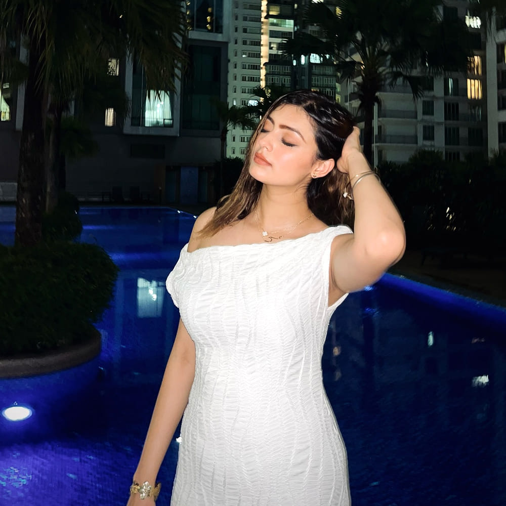 తద్వారా మోడల్ నుంచి నటిగా మారింది. 2022లో పంజాబీ చిత్రం ‘చోబ్బర్’తో సినీ ఇండస్ట్రీలోకి అడుగుపెట్టింది దృష్టి తల్వార్. ఒకవైపు పంజాబీ ఇండస్ట్రీలో సినిమాలు చేస్తూ.. మరోవైపు సోషల్ మీడియాలో తనకంటూ ఫ్యాన్ ఫాలోయింగ్‌ను విపరీతంగా పెంచుకుంది. అలా తెలుగులో ఆమెకు ‘హాయ్ నాన్న’లో నటించే అవకాశం దక్కింది.