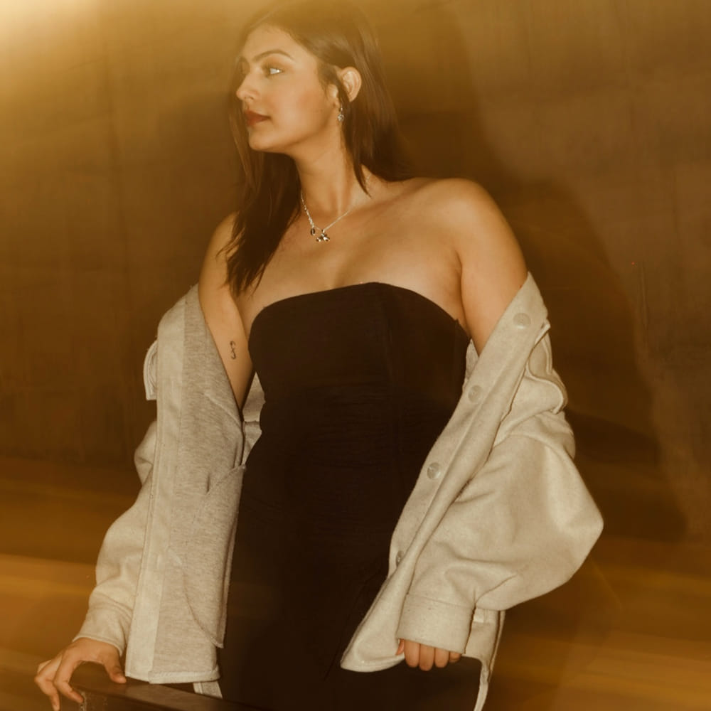 ఇందులో మృణాల్ ఠాకూర్‌కు చెల్లెలు పాత్రలో నటించి మెప్పించింది. ఇక ఈ అమ్మడు ప్రైవేటు సాంగ్స్‌లో కూడా నటిస్తోంది. తాజాగా ‘ఫ్లై’ అనే పంజాబీ పాటలో కనిపించింది ఈ వయ్యారి. ప్రస్తుతం ఆమె ఇన్‌స్టాగ్రామ్‌ ఫోటోలు సోషల్ మీడియాలో తెగ వైరల్ అవుతున్నాయి. లేట్ ఎందుకు మీరూ ఓసారి లుక్కేయండి.