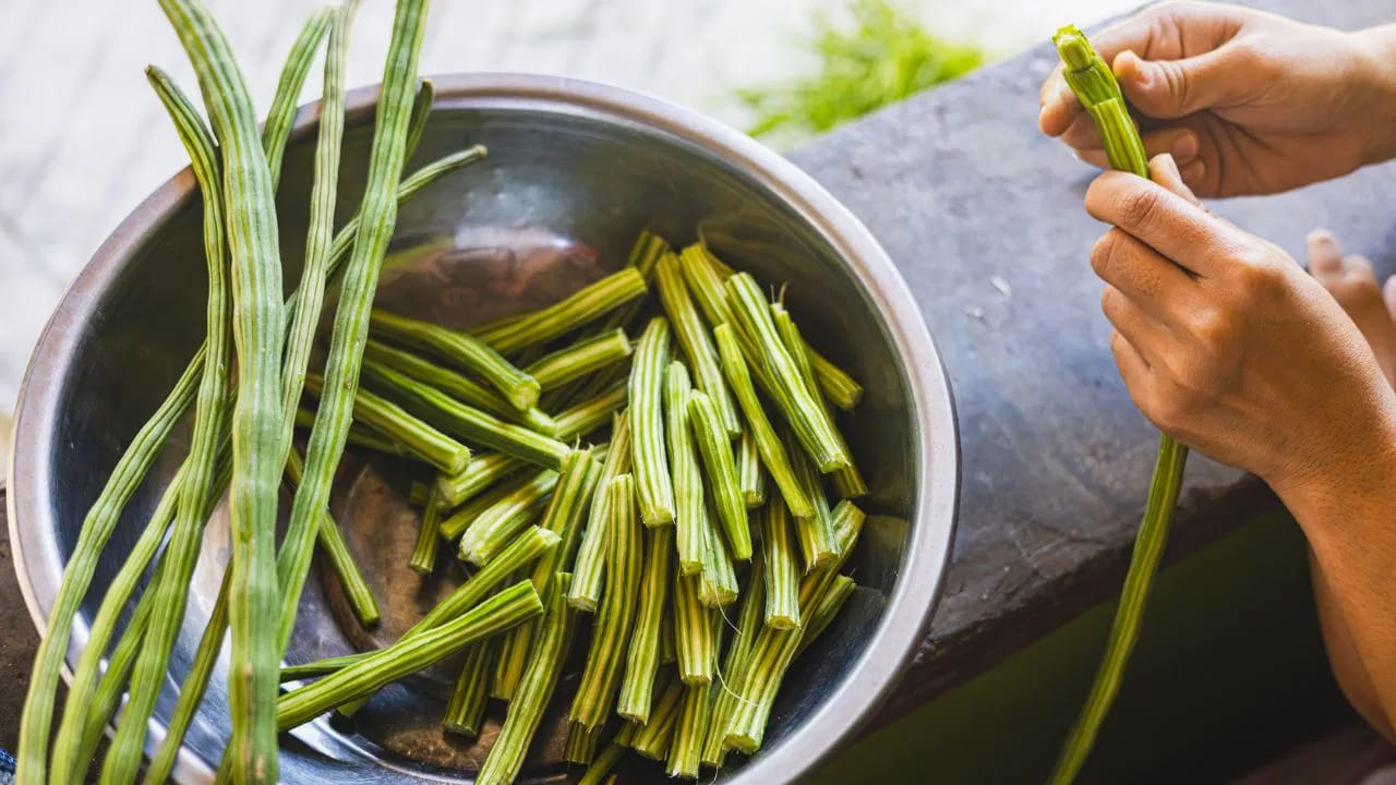 మునగ ఆకులను తీసుకోవడం వల్ల టీ, కాఫీ లాగా తక్షణ శక్తి లభించదు. కానీ క్రమం తప్పకుండా తీసుకోవడం వల్ల క్రమంగా ప్రయోజనాలు లభిస్తాయి. దీనిలోని ఫైబర్ జీర్ణక్రియను మెరుగుపరుస్తుంది. కడుపును శుభ్రంగా ఉంచుతుంది.గ్యాస్ సమస్యలను తగ్గిస్తుంది.