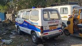 పోలీసులను చూసి స్పీడ్ పెంచిన అంబులెన్స్ డ్రైవర్.. ఆపి తనిఖీ చేయగా