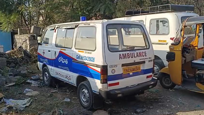 పోలీసులను చూసి స్పీడ్ పెంచిన అంబులెన్స్ డ్రైవర్.. ఆపి తనిఖీ చేయగా