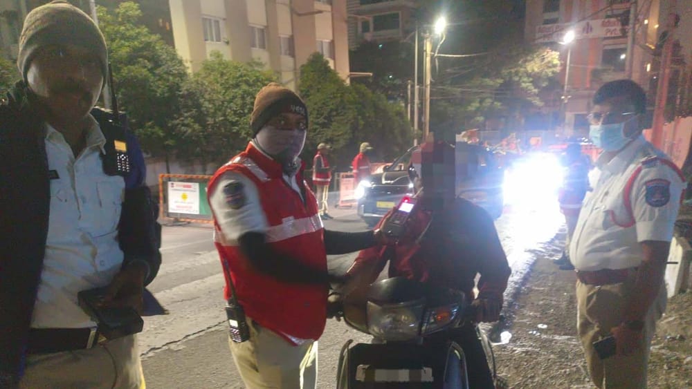 వీకెండ్ వచ్చిందంటే చాలు... ఇదేం పనిరా సామి.. రికార్డ్ సృష్టిస్తున్న మందు బాబులు..!