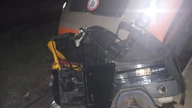 ఫుల్‌గా తాగి పట్టాలపై ఆటో పార్క్‌ చేసిన డ్రైవర్.. కాసేపటికే