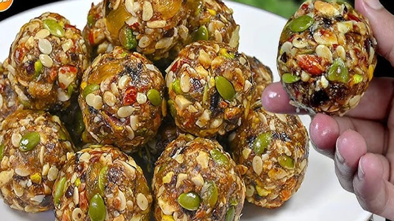 డ్రై ఫ్రూట్స్ లడ్డులు: చలికాలంలో శక్తి కోసం డ్రై ఫ్రూట్స్ లడ్డులు తినడం ఆనవాయితీ. కానీ వీటిలో నెయ్యి, బెల్లం కలపడం వల్ల కేలరీలు భారీగా పెరుగుతాయి. ఒక్కో లడ్డులో దాదాపు 200 కేలరీలు ఉంటాయి. ఇది శరీరంలో కొవ్వు పెరగడానికి దారితీస్తుంది. లడ్డుకు బదులుగా ఒక చిన్న గుప్పెడు నట్స్ తీసుకోండి. కేలరీలు పెరగకుండా పోషకాలు అందుతాయి.