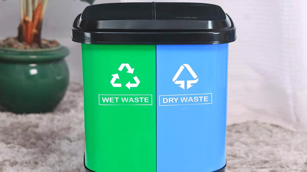 చెత్త డబ్బా పెట్టకండి:  పెద్ద కంపెనీలలో వ్యక్తిగత ఉపయోగం కోసం ప్రత్యేక చెత్త డబ్బాను ఇస్తారు. మీకు అందించిన చెత్త డబ్బాను కుబేరుని దిశగా పరిగణించే దిశలో ఉంచకూడదు. కుబేరుని దిశలో చెత్త డబ్బాను ఉంచడం వల్ల మీ ఆర్థిక లాభాలకు ఆటంకం కలుగుతుంది. ఇది మీరు పురోగతి సాధించకుండా నిరోధిస్తుంది. అదేవిధంగా, ఈ శుభ దిశలో బూట్లు ఉంచకూడదు. శుభ మూలలో మురికి బూట్లు ఉంచడం వల్ల మీ సంపదపై ప్రభావం చూపుతుంది. ఇది మీ ఆదాయాన్ని సగానికి తగ్గిస్తుంది. కాబట్టి, జాగ్రత్తగా ఉండండి. పరిశుభ్రతకు ప్రాముఖ్యత ఇవ్వండి.