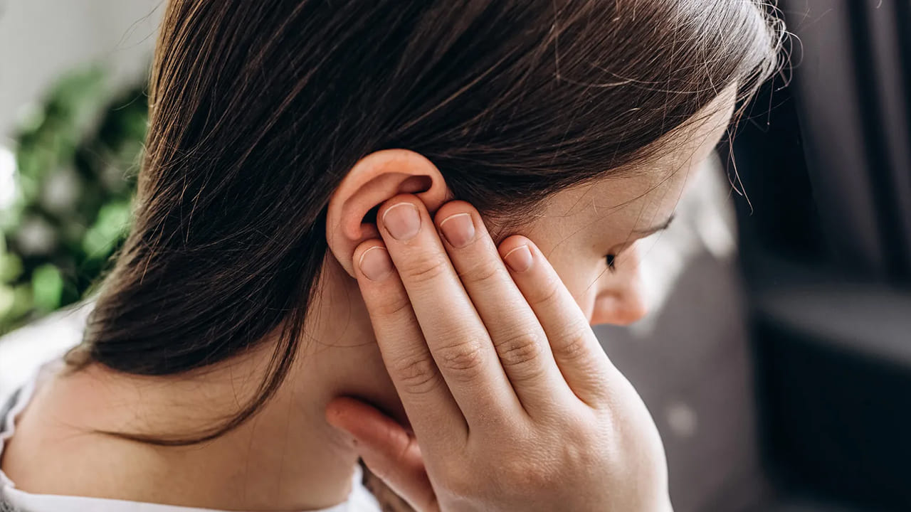 సైలెంట్ కిల్లర్ గుండెపోటు లక్షణాలకు సంబంధించి ఇటీవల ఒక కొత్త అధ్యయనం షాకింగ్ విషయాలను వెల్లడించింది. దీనిలో చెవుల్లో నొప్పి, భారం కూడా గుండెపోటు ‘నిశ్శబ్ద’ లక్షణాలలో ఇది కూడా కావచ్చని పేర్కొంది. చెవిలో నొప్పి, చెవిలో భారం కూడా గుండెపోటు లక్షణం కావచ్చునని అమెరికన్ నేషనల్ సెంటర్ ఫర్ బయోటెక్నాలజీ ఇన్ఫర్మేషన్ (ఎన్సీబీఐ) ప్రచురించిన పరిశోధనలో వెల్లడించింది. ఈ అధ్యయనం ప్రకారం.. గుండెపోటు సమయంలో రక్తం గడ్డకట్టడం గుండె సిరల్లో అడ్డంకిని కలిగించడమే కాకుండా, ఈ గడ్డలు చెవి సిరల్లోకి కూడా చేరుతాయి. ఇది చెవి నొప్పి, భారం లేదా వినికిడి లోపం వంటి సమస్యలను కలిగిస్తుంది.