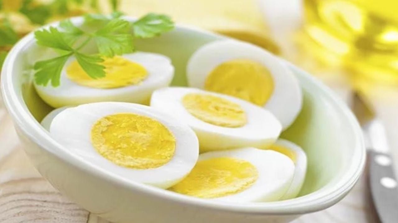 మన ప్రస్తుత జీవనశైలి కారణంగా మెదడు నిరంతరం ఒత్తిడికి లోనవుతుంది. అయితే మనం రోజు ఒక గుడ్డు తినడం వల్ల గుడ్డులోని పచ్చసొనలోని లుటిన్, జియాక్సంతిన్ యాంటీఆక్సిడెంట్లుగా మనకు లభిస్తాయి. ఇవి మెదడు వాపు, ఒత్తిడిని తగ్గిస్తాయి. అలాగే ఎగ్స్‌లో ఉండే బి-విటమిన్లు, ఒమేగా-3లు కొవ్వులు మన మానసిక స్థితిని నియంత్రించడంలో సహాయపడతాయి.