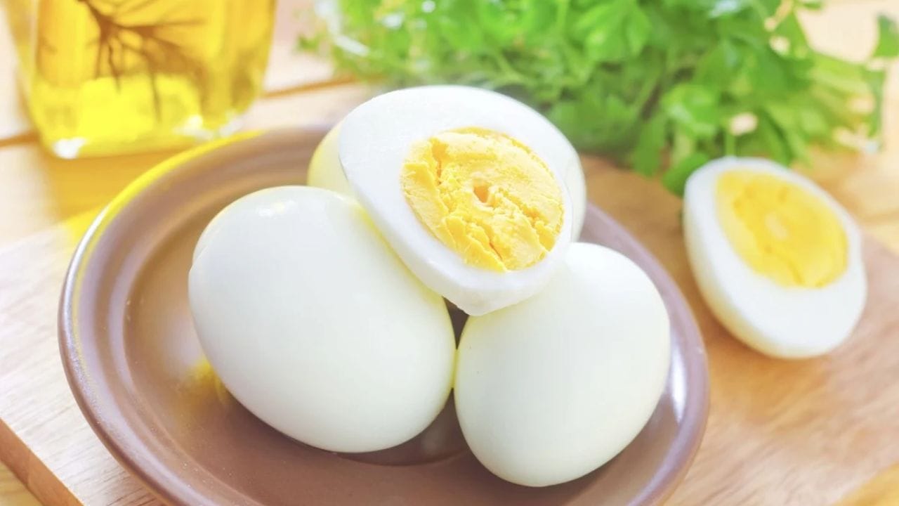 గుడ్డులోని పచ్చసొనలో కేవలం కొవ్వు మాత్రమే కాదు..ఇందులో కోలిన్, ఒమేగా-3 కొవ్వు ఆమ్లాలు, లుటీన్, జియాక్సంతిన్, విటమిన్ల బి వంటి అనే పోషకాలు ఉంటాయి. ఇవి మీ మెదడు సమర్థవంతంగా పనిచేయడానికి అవసరమవుతాయి. దీనిలో ఉండే 'కోలిన్' కంటెంట్ మన శరీరానికి చాలా ముఖ్యమైనది. ఇది మెదడు న్యూరాన్ల ఏర్పాటుకు సహాయపడుతుంది. మీరు ఏదైనా కొత్తగా నేర్చుకోవాలనుకున్నా లేదా గుర్తుంచుకోవాలనుకున్నా, మీకు ఈ పోషకం ఎంతో అవసరం