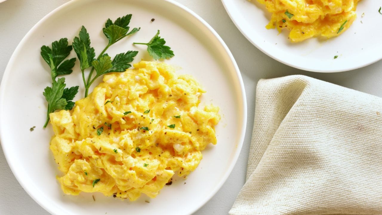 అలాగే గుడ్లను ఎలా తినాలో కూడా తెలుసుకోవడం ముఖ్యం. మనం ఆరోగ్యంగా ఉండేందుకు పచ్చి గుడ్లు తీసుకోకుండా, ఉడికించినా, ఆమ్లెట్లు లేదా గుడ్డు బుర్జీలు వంటి ఆహారంలో చేర్చుకోండి. 