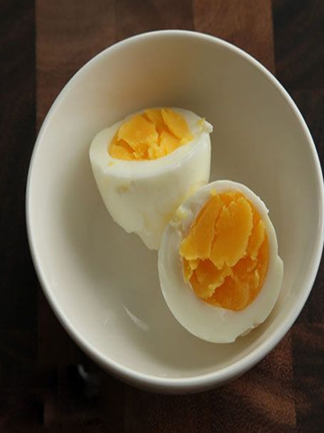 కోడిగుడ్ల‌లోని పచ్చసొన ఎవ‌రు తిన‌కూడ‌దు..?