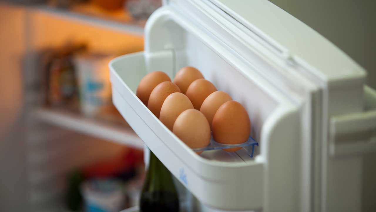 మనం నిత్యం ఉపయోగించే నిత్యవసర వస్తువుల్లో కోడి గుడ్లు కూడా ఒకటి. గుడ్లు తినడం వల్ల బలంగా ఉంటారు. ప్రతి రోజూ ఒక ఉడకబెట్టిన గుడ్లు తింటే ఆరోగ్యంగా ఉంటారు. ఇందులో శరీరానికి కావాల్సిన పోషకాలు అన్నీ లభిస్తాయి. అయితే చాలా మంది గుడ్లను ఫ్రిజ్‌లో పెట్టి నిల్వ చేస్తూ ఉంటారు