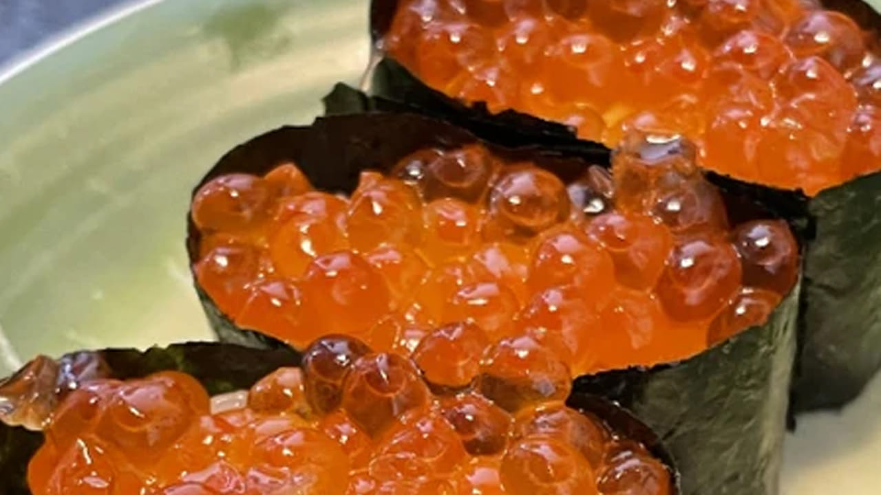 చేప గుడ్లలో కేలరీలు: చేప గుడ్లలో శరీరానికి అవసరమైన మంచి కొవ్వు ఆమ్లాలు ఉంటాయి. వాటిలో ఒమేగా 3 కొవ్వు ఆమ్లాలు ఎక్కువగా ఉంటాయి . అన్ని రకాల చేప గుడ్లలో ఒకే రకమైన ప్రోటీన్. కొవ్వు ఉండవు. అందువల్ల, వాటి స్వభావాన్ని బట్టి కేలరీల పరిమాణం మారుతుంది. 100 గ్రాముల చేప గుడ్లలో 130 నుండి 250 కేలరీలు ఉండవచ్చు. ఇది గుడ్డులోని కొవ్వు పరిమాణంపై ఆధారపడి ఉంటుంది. కొన్ని గుడ్లలో 7 గ్రాముల కొవ్వు ఉంటుంది. కొన్ని గుడ్లలో 20 గ్రాములు ఉండవచ్చు.