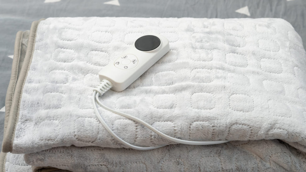 Electric Blankets: చలి పరార్.. మార్కెట్లో ఎలక్ట్రిక్ దుప్పట్లు.. కొనుగోలు చేసేముందు ఇవి తెలుసుకోండి