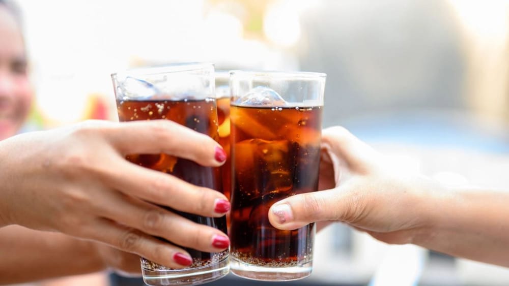 Energy Drinks:  రోజూ ఎనర్జీ డ్రింక్స్ తాగుతున్నారా? మీ ప్రాణాలు డేంజర్ జోన్‌లో ఉన్నట్టే