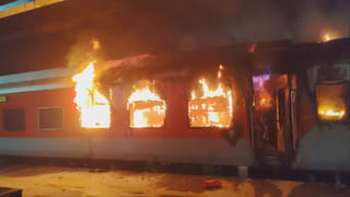 Ernakulam Express Fire: ప్రయాణికులకు అలర్ట్.. విశాఖ-విజయవాడ మార్గంలో రైళ్ల రాకపోకల వేళల్లో మార్పులు! హెల్ప్ లైన్ నంబర్లు ఇవిగో