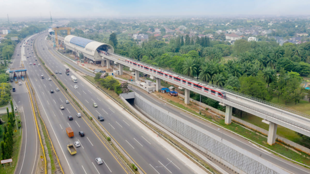 ఇక ట్రక్కు యజమానులుకూడా గతంలో రాయ్పూర్ నుంచి విశాఖకు వెళ్లాలంటే ఒకటిన్నర రోజులు పట్టేదని, ఇప్పుడు పగలు బయలుదేరితే రాత్రికల్లా విశాఖ చేరుకోవచ్చని ఆనందం వ్యక్తం చేస్తున్నారు. దీంతో డీజిల్ ఖర్చు, వాహనాల నిర్వహణ భారం తగ్గుతుందంటున్నారు. ఈ కారిడార్ ద్వారా ఛత్తీస్గఢ్, ఒడిశా, ఏపీలోని మారుమూల, గిరిజన ప్రాంతాలకు మెరుగైన రవాణా సౌకర్యం కలిగే అవకాశం ఉంది.