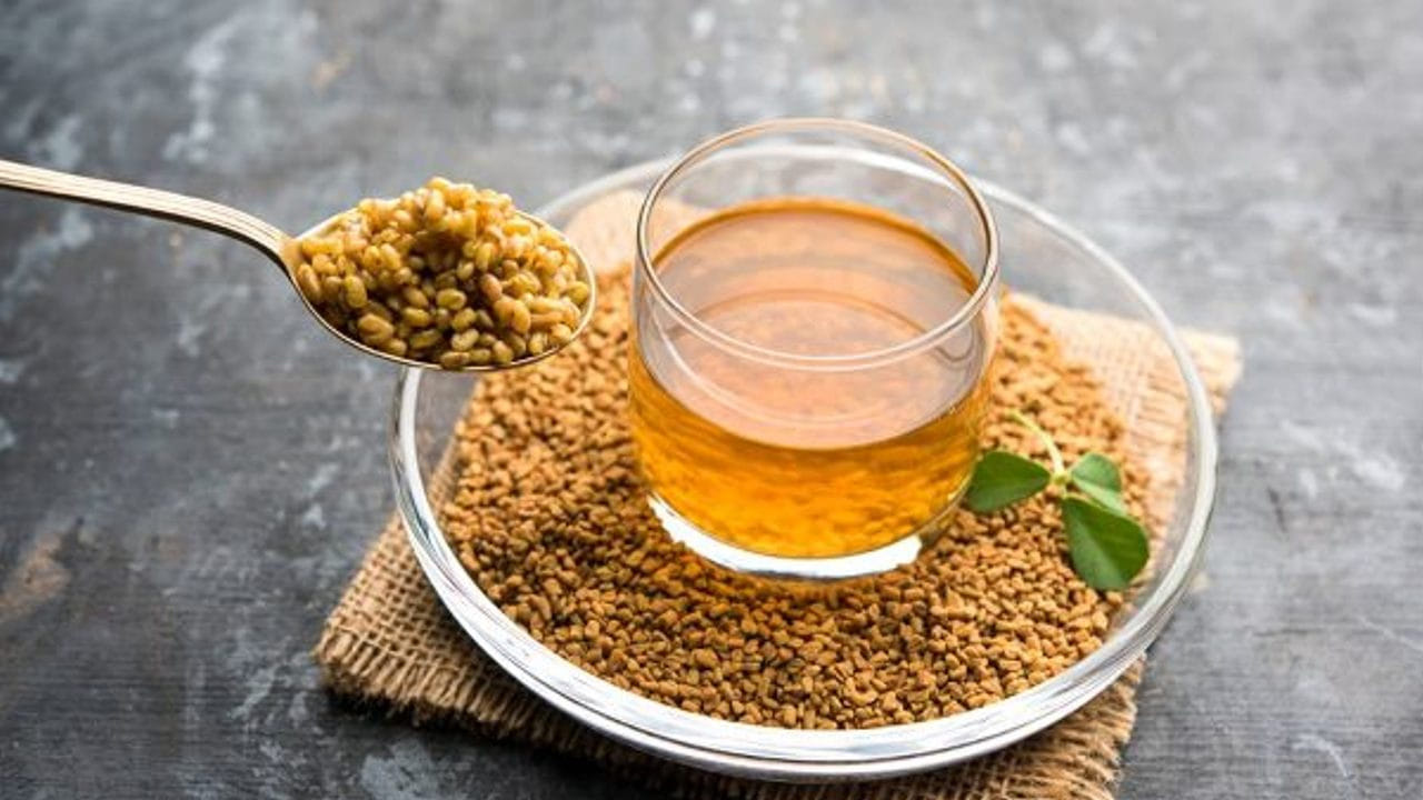 మెంతి నీళ్లు: అందరు స్త్రీలలో ఋతుస్రావం ఒకేలా ఉండదు. కొంతమందికి ఇది సాధారణం కంటే తక్కువగా ఉంటుంది. కానీ మరికొందరికి అధిక రక్తస్రావం సమస్య ఉంటుంది. మూడు నుండి ఐదు రోజుల వరకు ఉండే సాధారణ ఋతుస్రావాన్ని సాధారణమైనదిగా భావిస్తారు. కానీ కొంతమందికి ఇది పది రోజుల వరకు ఉంటుంది. దీనికి ప్రధాన కారణం హార్మోన్ల అసమతుల్యత. మెంతి నీరు ఈ హార్మోన్ల అసమతుల్యతను సరిచేయడానికి. ఋతుస్రావం, దాని మొత్తాన్ని నియంత్రించడానికి సహాయపడుతుంది . మొదటి రాత్రి మెంతులను ఒక గ్లాసు నీటిలో నానబెట్టి, మరుసటి రోజు ఉదయం త్రాగడం వల్ల మంచి మార్పు కనిపిస్తుంది.