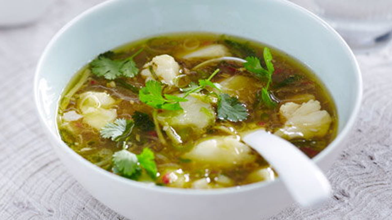  చేపలలో ఓమేగా 3, ప్రోటీన్, కొవ్వు ఆమ్లాలు పుష్కలంగా ఉండటం వలన వీటిని తినడం ఆరోగ్యానికి చాలా మంచిది. కర్రీ, ఫ్రై మాత్రమే కాకుండా దీనిని సూప్‌గా తీసుకోవడం వలన అనేక లాభాలు ఉన్నాయంట. మరి ఈ ఫిష్ పాయ సూప్ ఇంటిలోనే ఎలా చేసుకోవాలా అని ఆలోచిస్తున్నారా? అయితే కంగారు పడాల్సిన పనే లేదు, ఇంట్లోనే సులభంగా ఫిష్ సూప్ ఎలా చేయాలో ఇప్పుడు మనం చూద్దాం.