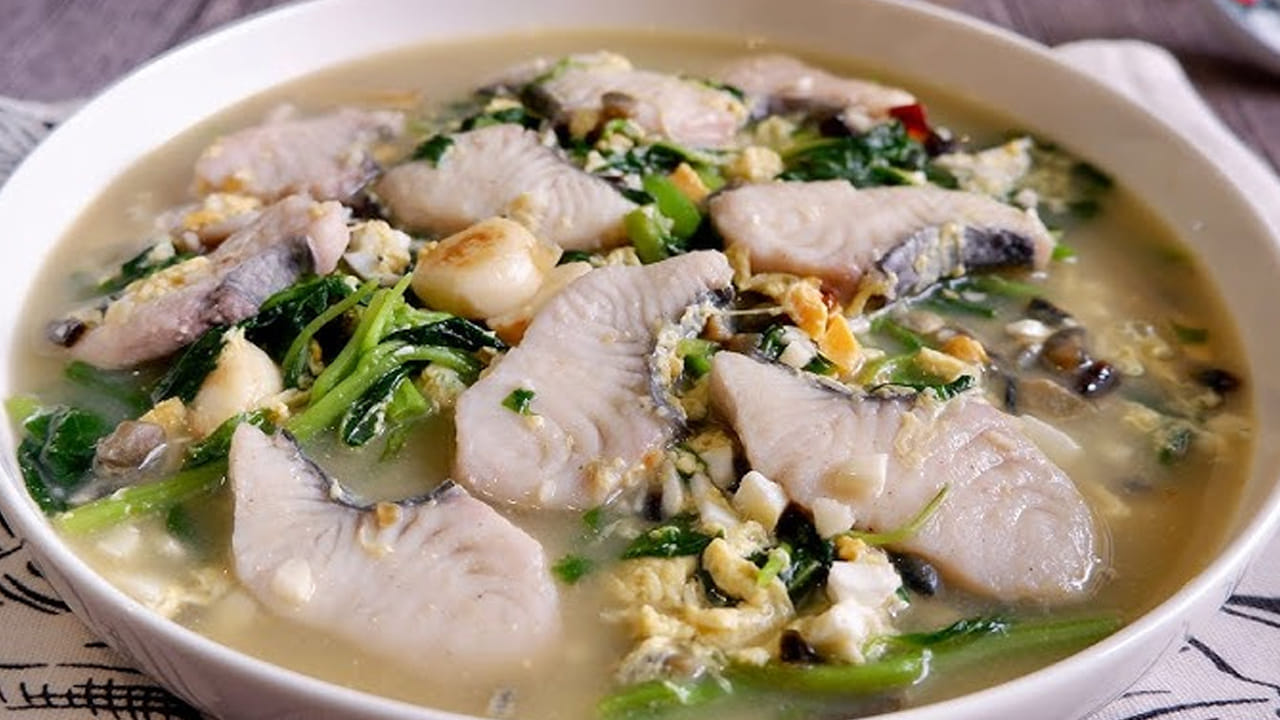 కావాల్సిన పదార్థాలు : తాజా చేప ముక్కలు అర కేజీ,  అల్లం పేస్ట్ వన్ స్పూన్, వెల్లుల్లి పేస్ట్ వన్ స్పూన్, నల్ల మిరియాల పొడి చిటికెడు, ఉప్పు రుచికి సరిపడ, కొత్తిమీర కొద్దిగా, నీరు కావాల్సినంత.