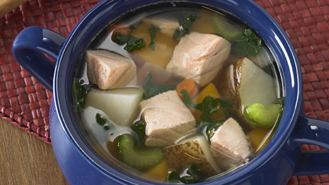 మీరు మీ ఇంటిలోనే ఫిష్ సూప్ తయారు చేసుకోవాలి అంటే, ముందుగా చేపలను శుభ్రంగా కడగాలి. తర్వాత ఒక పాన్‌లో చేపముక్కలను వేసి, అవి మంచిగా ఉండికేలా, నీరు పోసి, గ్యాస్ స్టవ్ ఆన్ చేసి దానిపై ఉడకబెట్టాలి. చేపలు మెత్తగా ఉడికేలా చూసుకోవాలి.