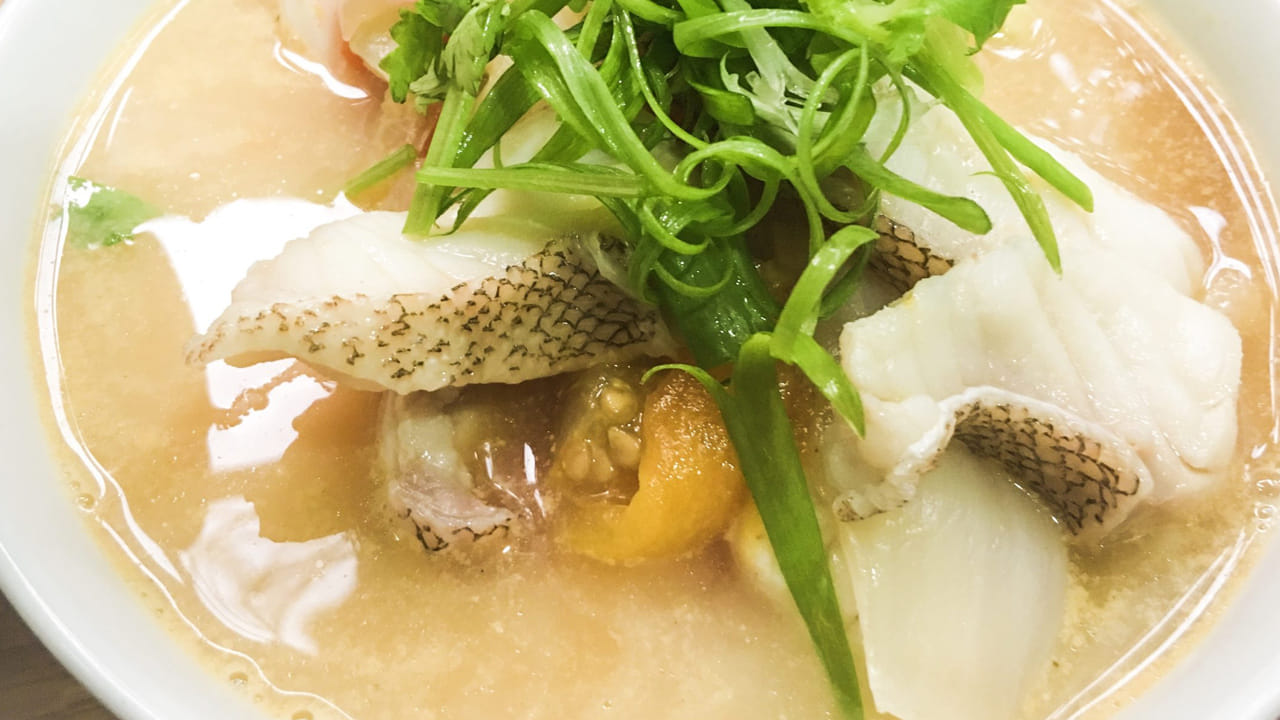 తర్వాత అల్లం, వెల్లుల్లి పేస్ట్, పసుపు, ఉప్పు , వేసి, నీటిలోకి దాని రుచి వెళ్లి, చేపలోకి కూడా వెళ్లే వరకు దాదాపు 20 నిమిషాలు మళ్లీ మరగబెట్టాలి. అప్పుడే ఫిష్ పాయ సూప్ మంచి టేస్ట్ వస్తుంది.