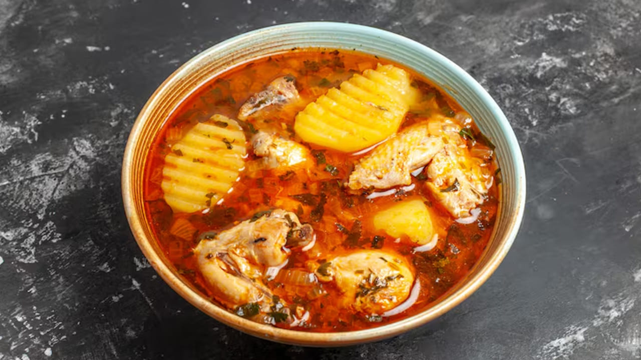 ఆ తర్వాత సూప్‌ను వడగట్టి,  అందులో మంచిగా ఉడికిన చేప ముక్కలను వేసి, పై నుంచి కొద్దిగా నల్లమిరియాల పొడి, నిమ్మరసం,కొత్తిమీర వేయండి, అంతే వేడి వేడిగా  ఫిష్ పాయ సూప రెడీ, దీనిని చలికాలంలో తాగడం ఆరోగ్యానికి చాలా మంచిది. ముఖ్యంగా రాత్రి సమయంలో తాగడం వలన అనేక ప్రయోజనాలు కలుగుతాయని చెబుతున్నారు నిపుణులు.