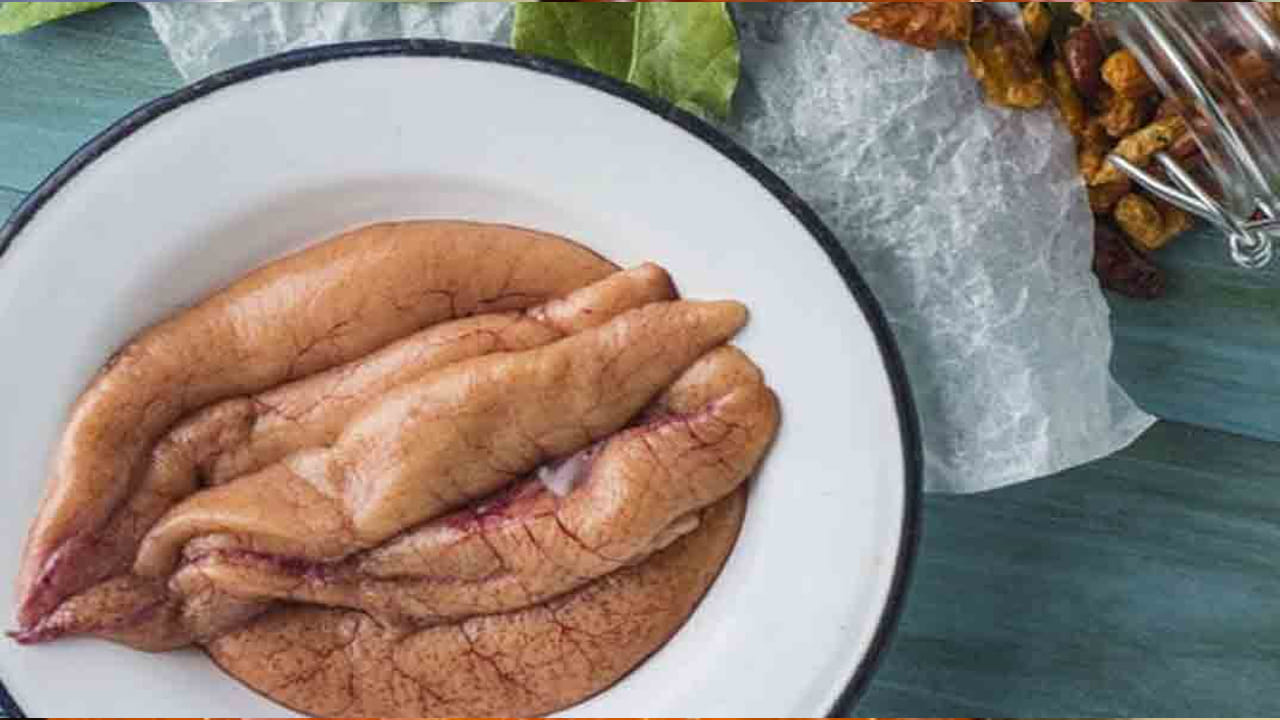 చేప గుడ్లు ఎవరు తినకూడదు?: చేప గుడ్లను సాధారణంగా అందరూ తినవచ్చు. కానీ అధిక యూరిక్ యాసిడ్ సమస్యలు ఉన్నవారు చేప గుడ్లకు దూరంగా ఉండటం మంచిది. అధిక యూరిక్ యాసిడ్ స్థాయిల వల్ల గౌట్ సమస్యలు ఉన్నవారు నెలకు ఒకటి కంటే ఎక్కువసార్లు చేప గుడ్లు తీసుకోకూడదు. ఎందుకంటే చేప గుడ్లలో ప్యూరిన్లు ఎక్కువగా ఉంటాయి, ఇది యూరిక్ యాసిడ్ స్థాయిని పెంచుతుంది.