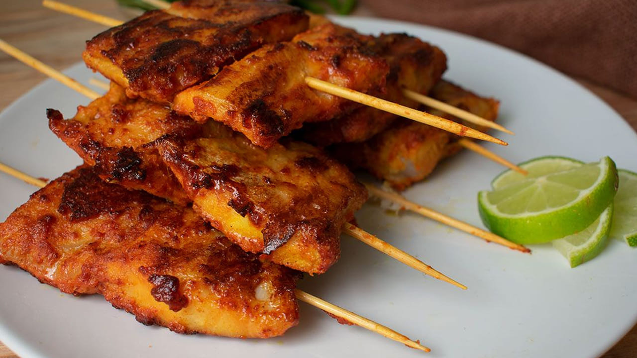 ఫిష్ టిక్కా: దీని కోసం  300 గ్రా చేప ముక్కలు, 1 టీస్పూన్ పసుపు, 1 టీస్పూన్ కారం, 1 టీస్పూన్ నిమ్మరసం, ఉప్పు కావలసినవి. చేపలను పసుపు, కారం, నిమ్మకాయ, ఉప్పుతో మ్యారినేట్ చేయండి. 180°C వద్ద 10–12 నిమిషాలు గాలిలో వేయించి, సగం తిప్పండి. మామిడి సల్సాతో జత చేయండి.